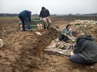 Füllung der Grube mit Drainage-Material (Foto: NABU Büttelborn [ck])