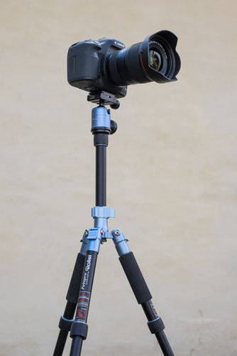 Das Rollei Reisestativ trägt auch eine schwere DSLR