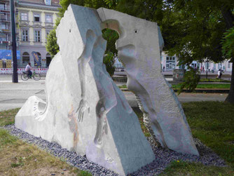 Mehmet Aksoy: Denkmal für den unbekannten Deserteur. Zunächst für den Friedensplatz in Bonn gestaltet, wegen politischer Ablehnung nach der Wende am Platz der Einheit in Potsdam aufgestellt!