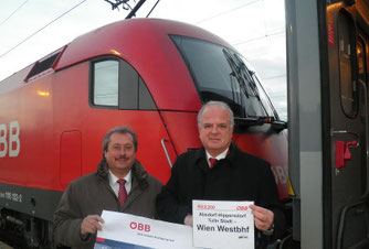 Verkehrsstadtrat Alfred Scheichel und Bgm. Prim. Dr. Reinhard Resch freuen sich auf den neuen Fahrplan.Foto: zVg