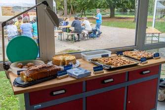 Buffet mit selbstgebackenen Kuchen (Foto: H. Budig)