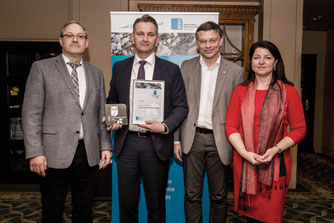 Dr. Hagenguth (Präsident des Bundesverbandes Mineralische Rohstoffe), Sascha Wagener (Geschäftsführer AHE Schaumburger Weserkies), Albert Wotke (Juror und Laudator WWF Deutschland), Susanne Funk (Geschäftsführerin  Bundesverband Mineralische Rohstoffe).