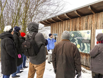 Die Exkursionsgruppe vor der Beobachtungshütte. - Foto: Kathy Büscher