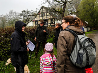 Der Exkursionsleiter zeigt den Teilnehmern ein Wald-Veilchen. - Foto: Kathy Büscher