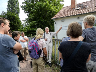 Dr. Eckhard Marx und die Zuhörer vor dem NUZ-Garten. - Foto: Kathy Büscher