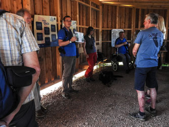 Die Besucher am Sonntag in der Hütte. - Foto: Kathy Büscher