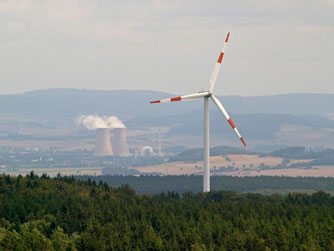 Windrad mit dem Atomkraftwerk Grohnde im Hintergrund. - Foto: Kathy Büscher