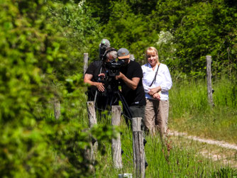 Das Filmteam in der Auenlandschaft. - Foto: Kathy Büscher