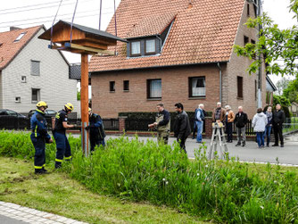 Das Schwalbenhaus wird befestigt. - Foto: Kathy Büscher