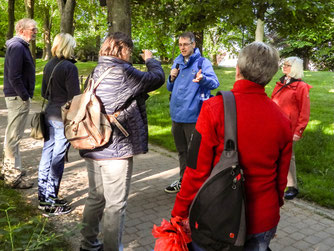 Dr. Nick Büscher mit der Exkursionsgruppe im Blumenwall. - Foto: Kathy Büscher