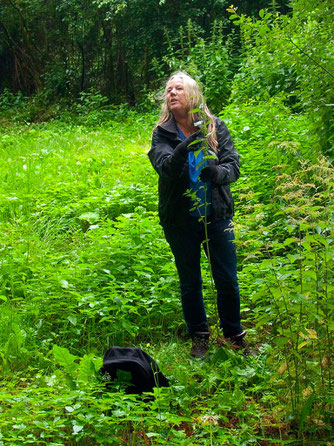 Birgit Brinkmann erzählt Wissenswertes rund um die Brennnessel. - Foto: Kathy Büscher