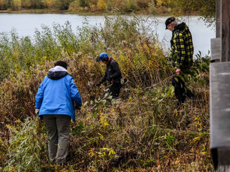 Die Ehrenamtlichen vor der Beobachtungshütte. - Foto: Kathy Büscher