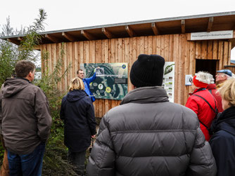 Dr. Büscher zeigt Bilder vom Abbauschiff. - Foto: Kathy Büscher