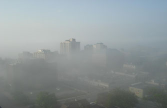 Foto: (pixaby/lucindafaye) Stadt im Nebel