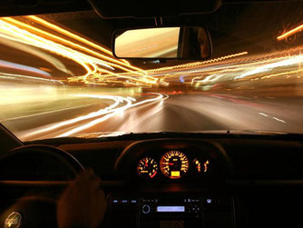 Autofahren bei Nacht erfordert ohnehin erhöhte Konzentration - mit etwas Alkohol im Blut wird das Sehvermögen empfindlich eingeschränkt. Foto: Marcus Führer