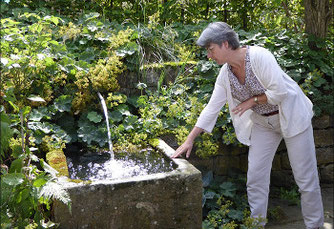 Agnes Pahler erklärt die feuchten Lebensräume am Wassertrog