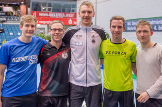 Unsere Kandidaten Erik (2. v.l.) und Moritz (2.v.r.) an der Seite von DIeter Domke (Foto: Bernd Bauer)