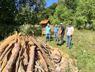 Gemeinsamer Einsatz für den Hirschkäfer: Aktive der NABU-Ortsgruppe Damme werteten die bestehenden Hirschkäfermeiler mit Holz und Holzspänen des Landkreises Vechta auf.