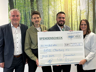 Übergabe der Spende bei der AOK in Gummersbach mit (v.l.) Frank Mäurer, Regionaldirektor AOK-Oberberg, Rudolf Hillen, Schatzmeister des NABU-Oberberg, Arkan Chaya, Vigo-Krankenversicherung und Katrin Sauermann, Leiterin Vertrieb der AOK Oberberg. Foto: AO