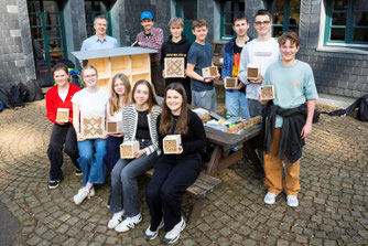 Der Biologie-Kurs der 9.Klasse des Sankt-Angela Gymnasiums mit Lehrer Norbert Tekotte und Rudolf Hillen vom NABU Oberberg mit den Einsätzen für das Insek-tenhotel. (Foto Jens Knipp)