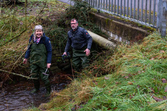Anne und Alex beim Einsatz unter der Brücke (dh)