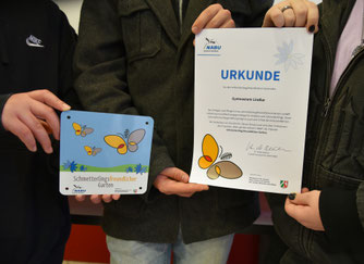 Plakette und Urkunde für die Schule