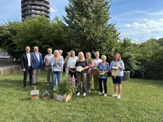 Steffen Goße, Volksbank Oberberg; Ingo Solbach, stellvertretender Bürgermeister der Stadt Waldbröl; und Reiner Stegemann, NABU Ortsgruppe Waldbröl (l-r) beglückwünschten die Gewinnerinnen des ersten Waldbröler Naturgarten-Wettbewerbs.
