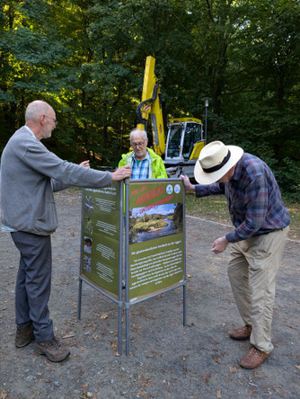 Michael Gerhard, Paul Kröfges und Friedrich Meyer bei der Montage der Aufsteller mit den Informationen (hu)