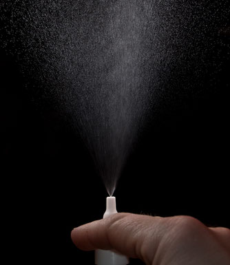 Sprühstoß aus einer Plastik-Sprühflasche