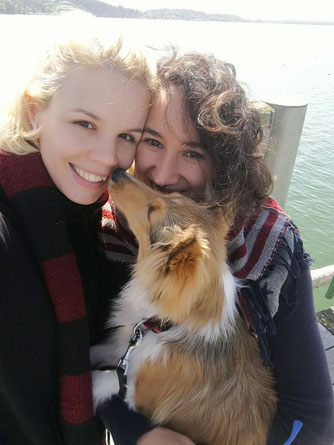 lesbisches Paar mit Hund