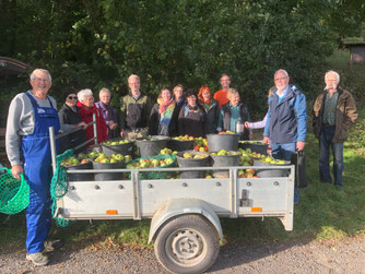 Foto (NABU/F. Diebrok): Sehr zufrieden mit der Ernte: Die Helfer*innen im Herbst 2024