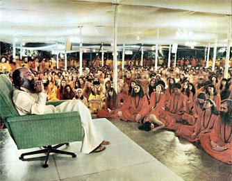 Osho durante discurso, em Buddha Hall, Poona, 1980