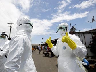 Im Schutzanzug im Ebola-Gefahrengebiet: Mitarbeiter des Roten Kreuzes von Liberia im Oktober 2014 in Monrovia. Foto: Ahmed Jallanzo