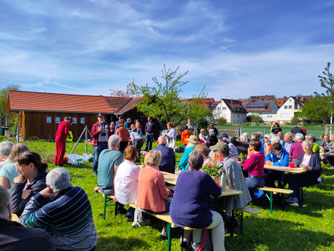Im OGV-Garten, Franz Thoren am Mikrophon. Foto: NABU/Inge Bücker