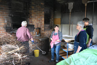 Hohe Betriebsamkeit im Backhaus. Foto: Franz Thoren