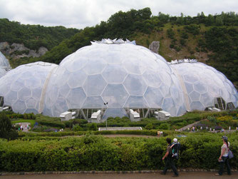 Eden Project mit futuristischen runden Bienewaben- Gewächshäusern ©My own Travel