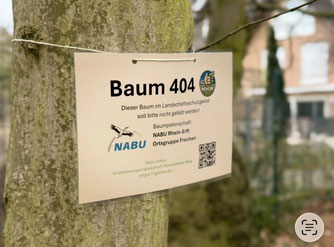 Schild an Baum