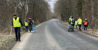 Müll sammeln an Landstraße