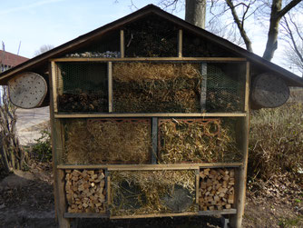 in die Jahre gekommenes Insektenhotel