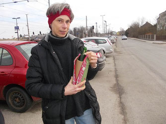 Heike mit ihrer Pink-Panther-Flaschenhülle mit grüner Norm-Pfand-Glasflasche