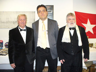 Norbert Zimmermann mit David Haisman, dem jüngsten Sohn der Titanic-Überlebenden Edith Haisman,geb,Brown (links) und Howard Nelson (Präsident des Titanic Heritage Trust,rechts)