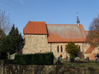 Zwei Störche auf dem Dach der Dorfkirche Petschow. Foto: A. Sandhoff, 7.3.26.