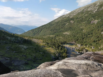 Blick auf Nykkjesøy aus der Höhe vom Nykkjesøyfossen