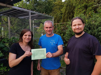 Maria und Thomas übergaben den Spendenscheck an Karsten Peterlein (Mitte) von der Wildvogelhilfe Leipzig. Foto: René Bauer