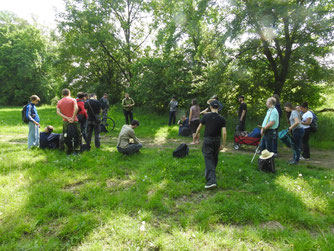 Für die Teilnehmer gab es auf dem Weg zum Einsatzort auch Informationen zur Natur der Luppeaue. Foto: Beatrice Jeschke