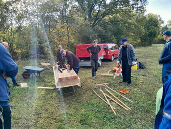 Die Arbeitsgeräte wurden mit einem PKW-Anhänger in die Nähe des Einsatzortes gebracht und für die letzten Meter auf die umgebaute Schubkarre verladen. Foto: Beatrice Jeschke