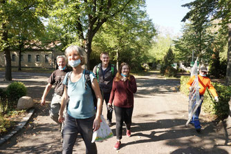 Mit Spaß bei der Arbeit: Reinigung der Nistkästen auf dem Nordfriedhof. Fotos: Marina Ide