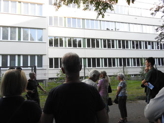 Vogelbeobachtung am sanierten Brockhaus-Gymnasium. Hier hatte der NABU Leipzig in letzter Minute erreicht, dass die wegsanierten Nistplätze durch künstliche Nisthilfen ersetzt werden. Foto: Beatrice Jeschke