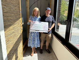 Der NABU Leipzig bedankt sich herzlich bei Frau Nüdling (links) von der Stiftergemeinschaft der Sparkasse Leipzig. Sie überreichte einen Spendenscheck im Wert von 3.000 Euro an Karsten Peterlein, den Leiter der Wildvogelhilfe Leipzig. Foto: NABU Leipzig