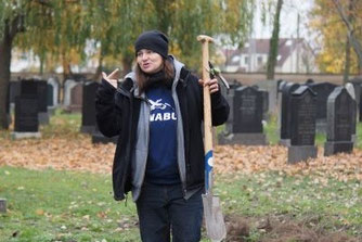 NABU-Mitarbeiterin Sabrina Rötsch steht den Helfer*innen stets mit Rat und Tat zur Seite. Nach einer kurzen Einweisung geht es los. Foto: NABU Leipzig
